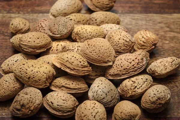 Gedroogde Amandelen Een Houten Tafel — Stockfoto