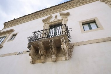 İtalya, Sicilya, Scicli (Ragusa eyaletinde), Unesco Barok Fava Palace cephe ve balkon (18. yüzyıl a.C.)
