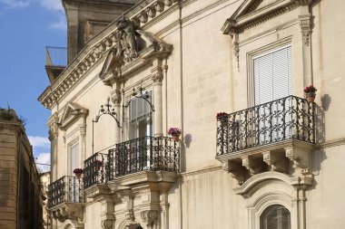 İtalya, Sicilya, Scicli (Ragusa eyaletinde), Unesco Barok Penna Musso Iacono Palace cephe ve balkon (19. yüzyıl a.C.)