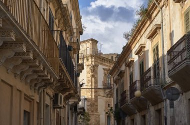 İtalya, Sicilya, Scicli (Ragusa eyaletinde), eski balkon ve Barok Beneventano Palace cephe 