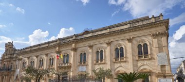 İtalya, Sicilya, Scicli (Ragusa eyaletinde), Barok townhall'ın bina cephe görüntülemek 