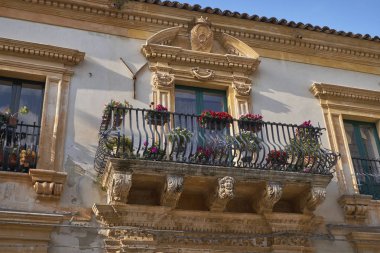 İtalya, Sicilya, Scicli (Ragusa eyaletinde), Unesco Barok Porcelli Battaglia Veneziano Sgarlata Palace cephe ve balkon (18. yüzyıl a.C.)