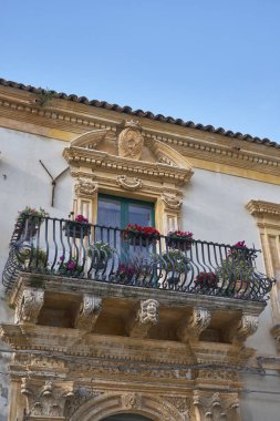 İtalya, Sicilya, Scicli (Ragusa eyaletinde), Unesco Barok Porcelli Battaglia Veneziano Sgarlata Palace cephe ve balkon (18. yüzyıl a.C.)