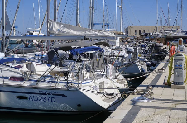Italien Sicilien Medelhavet Marina Ragusa Mars 2019 Segelbåtar Lyxiga Hamnen — Stockfoto