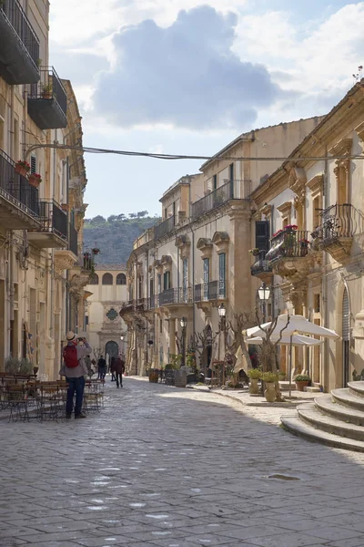 Италия Sicily Scicli Провинция Рагуза Люди Гуляющие Барочной Центральной Улице — стоковое фото