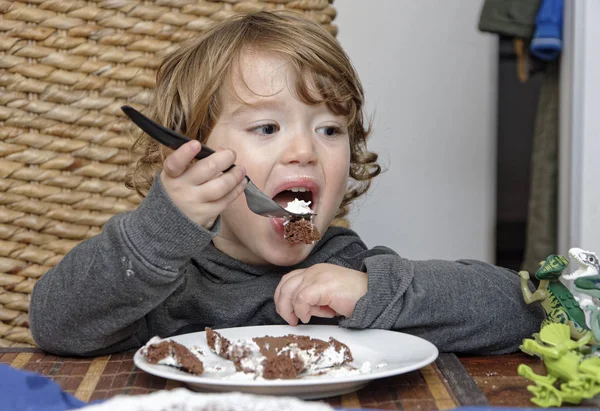 Retrato Niño Años Comiendo Pastel Cumpleaños —  Fotos de Stock