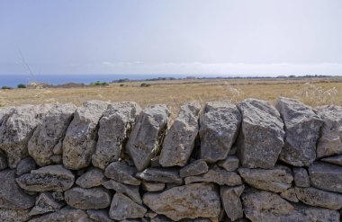 İtalya, Sicilya, kırsal, tipik el Sicilya taş duvar ve Akdeniz'in arka planda yapılan