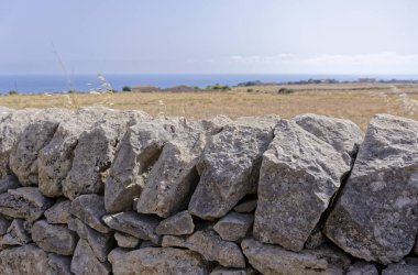 İtalya, Sicilya, kırsal, tipik el Sicilya taş duvar ve Akdeniz'in arka planda yapılan