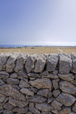 İtalya, Sicilya, kırsal, tipik el Sicilya taş duvar ve Akdeniz'in arka planda yapılan