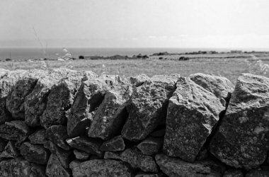 İtalya, Sicilya, kırsal, tipik el Sicilya taş duvar ve Akdeniz'in arka planda yapılan