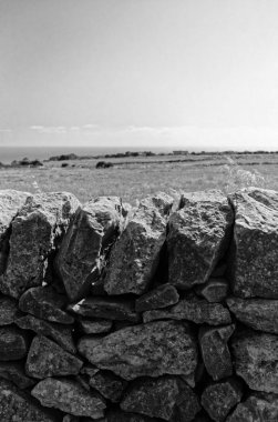 İtalya, Sicilya, kırsal, tipik el Sicilya taş duvar ve Akdeniz'in arka planda yapılan