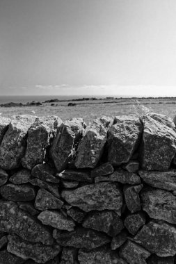 İtalya, Sicilya, kırsal, tipik el Sicilya taş duvar ve Akdeniz'in arka planda yapılan