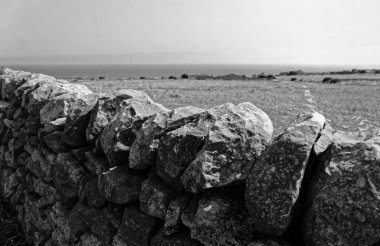 İtalya, Sicilya, kırsal, tipik el Sicilya taş duvar ve Akdeniz'in arka planda yapılan