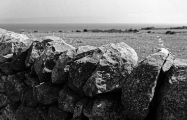 İtalya, Sicilya, kırsal, tipik el Sicilya taş duvar ve Akdeniz'in arka planda yapılan