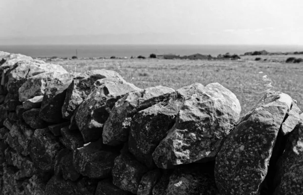 Italia Sicilia Campo Típica Pared Piedra Siciliana Mar Mediterráneo Fondo — Foto de Stock