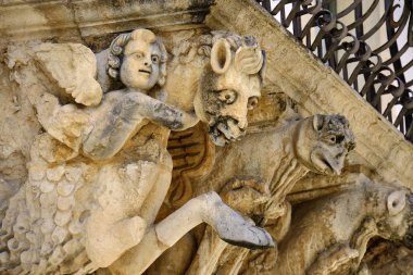 İtalya, Sicilya, Scicli (Ragusa ili), Unesco Baroque Fava Sarayı cephesi, bir balkon altında süslü heykeller (M.S. 18..)