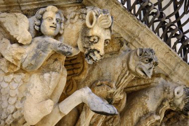 İtalya, Sicilya, Scicli (Ragusa ili), Unesco Baroque Fava Sarayı cephesi, bir balkon altında süslü heykeller (M.S. 18..)