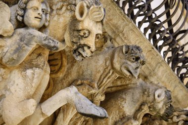 İtalya, Sicilya, Scicli (Ragusa ili), Unesco Baroque Fava Sarayı cephesi, bir balkon altında süslü heykeller (M.S. 18..)