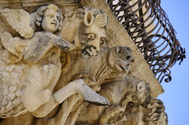 İtalya, Sicilya, Scicli (Ragusa ili), Unesco Baroque Fava Sarayı cephesi, bir balkon altında süslü heykeller (M.S. 18..)