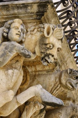 İtalya, Sicilya, Scicli (Ragusa ili), Unesco Baroque Fava Sarayı cephesi, bir balkon altında süslü heykeller (M.S. 18..)