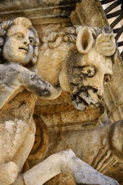 İtalya, Sicilya, Scicli (Ragusa ili), Unesco Baroque Fava Sarayı cephesi, bir balkon altında süslü heykeller (M.S. 18..)
