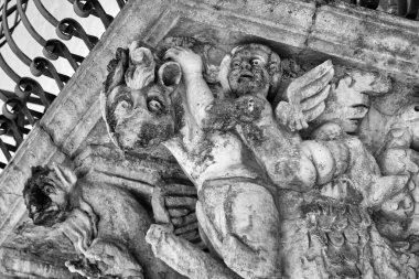 İtalya, Sicilya, Scicli (Ragusa ili), Unesco Baroque Fava Sarayı cephesi, bir balkon altında süslü heykeller (M.S. 18..)