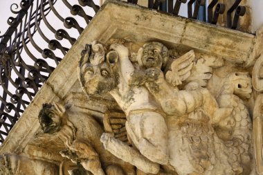 İtalya, Sicilya, Scicli (Ragusa ili), Unesco Baroque Fava Sarayı cephesi, bir balkon altında süslü heykeller (M.S. 18..)