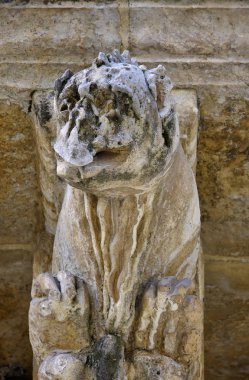 İtalya, Sicilya, Scicli (Ragusa ili), Unesco Baroque Fava Sarayı cephesi, bir balkon altında süslü heykeller (M.S. 18..)