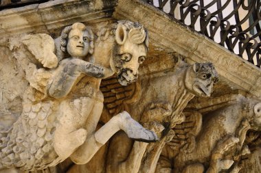 İtalya, Sicilya, Scicli (Ragusa ili), Unesco Baroque Fava Sarayı cephesi, bir balkon altında süslü heykeller (M.S. 18..)