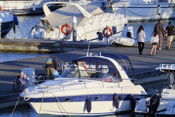 Italien Sizilien Mittelmeer Marina Ragusa April 2019 Menschen Und Luxusjachten — Stockfoto