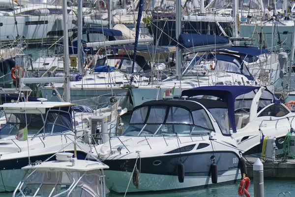 Olaszország Szicília Földközi Tenger Marina Ragusa Április 2019 Luxusjachtok Kikötőben — Stock Fotó