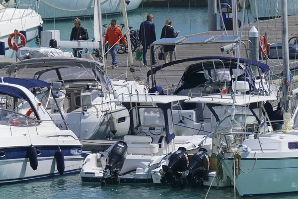 Italien Sicilien Medelhavet Marina Ragusa April 2019 Folk Motor Båtar — Stockfoto