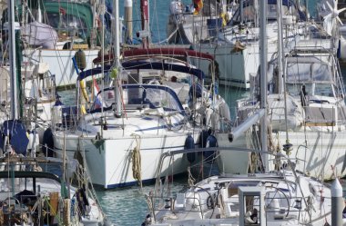 İtalya, Sicilya, Akdeniz, Marina di Ragusa; 12 Nisan 2019, limanda Yelkenli tekneler-editoryal