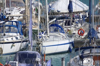 İtalya, Sicilya, Akdeniz, Marina di Ragusa; 12 Nisan 2019, limanda Yelkenli tekneler-editoryal