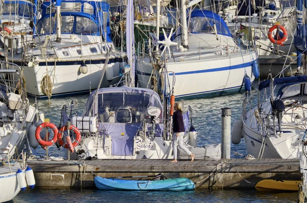 Itália Sicília Mar Mediterrâneo Marina Ragusa Abril 2019 Pessoas Iates — Fotografia de Stock