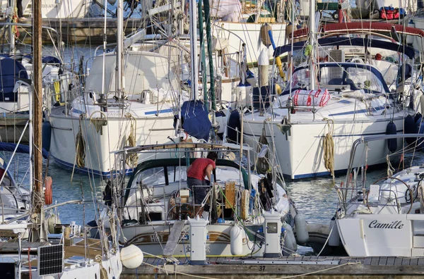 Italia Sicilia Mar Mediterráneo Marina Ragusa Abril 2019 Personas Yates — Foto de Stock