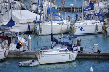 İtalya, Sicilya, Akdeniz, Marina di Ragusa; 13 Nisan 2019, insanlar ve limanda Lüks Yatlar-editoryal