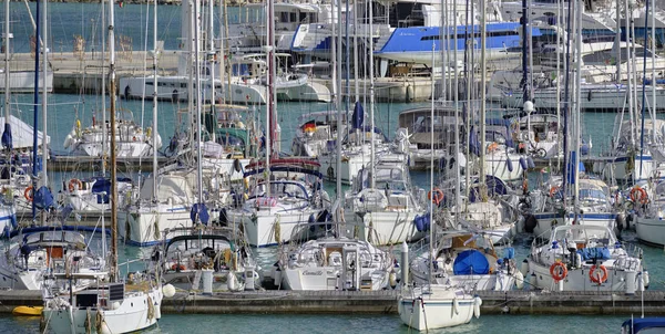 İtalya, Sicilya, Akdeniz, Marina di Ragusa; 13 Nisan 2019, limanda Lüks Yatlar-editoryal