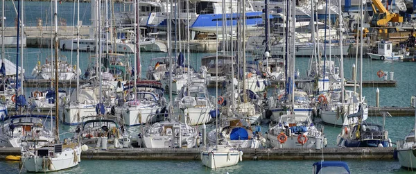 İtalya, Sicilya, Akdeniz, Marina di Ragusa; 13 Nisan 2019, limanda Lüks Yatlar-editoryal