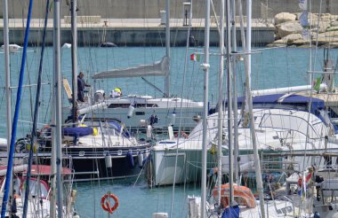 İtalya, Sicilya, Akdeniz, Marina di Ragusa; 14 Nisan 2019, limanda Lüks Yatlar-editoryal