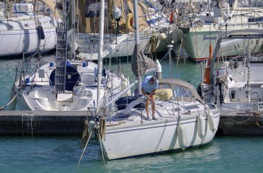 İtalya, Sicilya, Akdeniz, Marina di Ragusa; 14 Nisan 2019, liman içinde onun Yelkenli tekne adam-editoryal