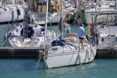 İtalya, Sicilya, Akdeniz, Marina di Ragusa; 14 Nisan 2019, liman içinde onun Yelkenli tekne adam-editoryal