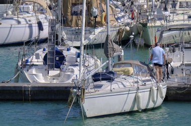 İtalya, Sicilya, Akdeniz, Marina di Ragusa; 14 Nisan 2019, liman içinde onun Yelkenli tekne adam-editoryal