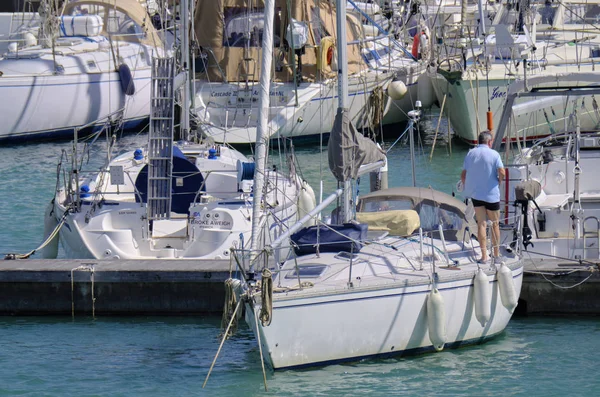 Itálie Sicílie Středozemní Moře Marina Ragusa Dubna 2019 Muž Jeho — Stock fotografie