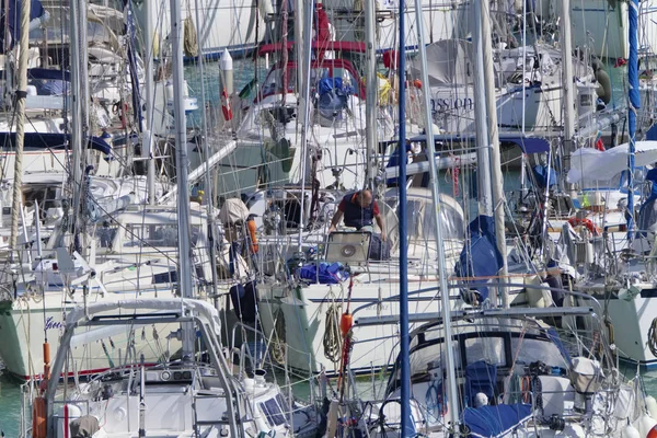 Italien Sizilien Mittelmeer Marina Ragusa April 2019 Menschen Und Luxusyachten — Stockfoto