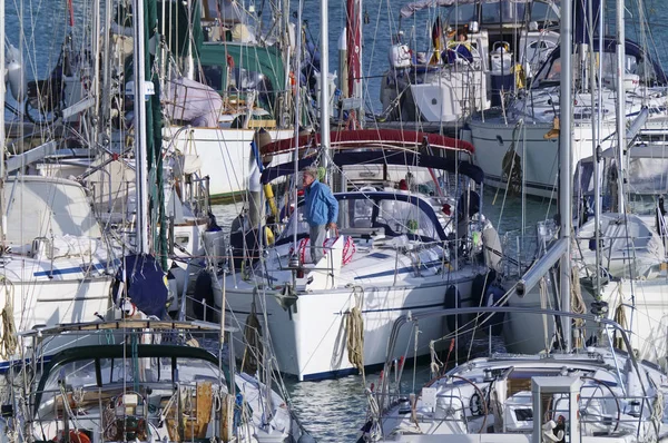 イタリア シチリア 地中海 マリーナ ラグーザ14 2019 ポート編集の人々と豪華なヨット — ストック写真