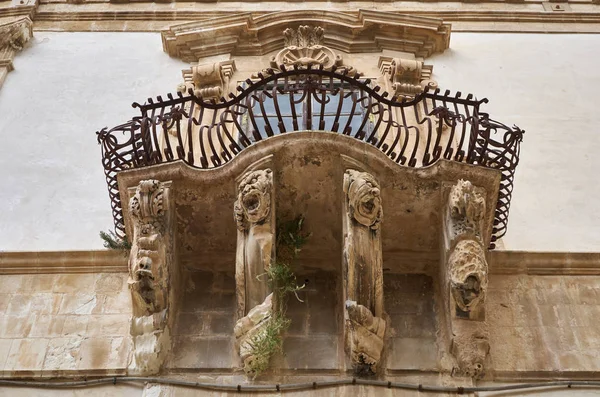 Italia Sisilia Scicli Ragusan Maakunta Barokki Beneventanon Palatsin Julkisivu Koristepatsailla — kuvapankkivalokuva