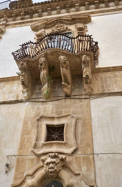 Italia Sisilia Scicli Ragusan Maakunta Barokki Beneventanon Palatsin Julkisivu Koristepatsailla — kuvapankkivalokuva