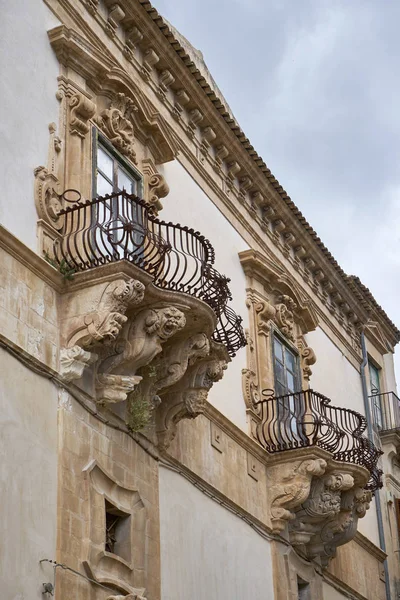 Italien Sicilien Scicli Ragusaprovinsen Barock Beneventano Palace Fasad Med Prydnadsstatyer — Stockfoto