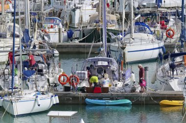 İtalya, Sicilya, Akdeniz, Marina di Ragusa; 16 Nisan 2019' da limanda insanlar ve lüks yatlar - Editörden